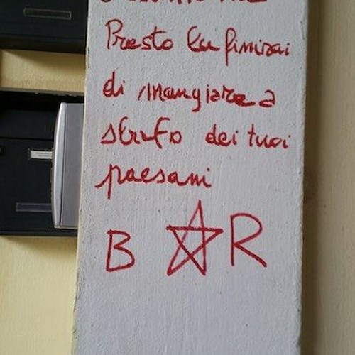 Scritte intimidatorie firmate BR sui muri di Tramonti: preso di mira un assessore /FOTO