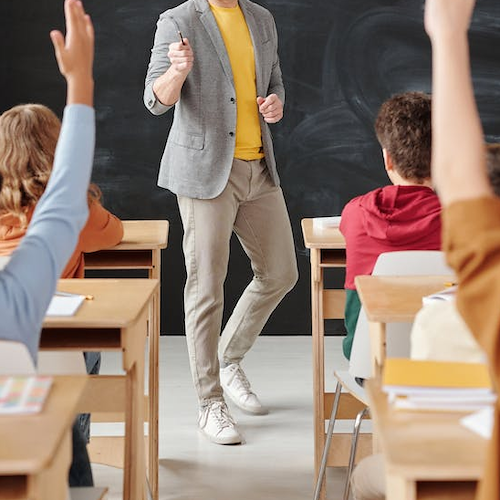 Scuola, accordo ministero-sindacati su rinnovo del contratto dei docenti 