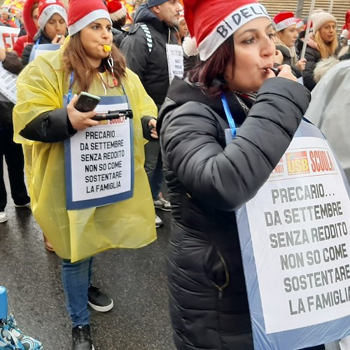 Scuola, i precari di tutta Italia sono scesi in corteo a Roma per chiedere ripristino organici aggiuntivi Covid