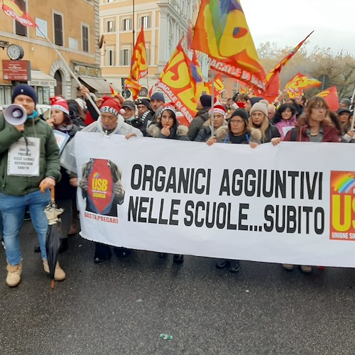 Scuola, i precari di tutta Italia sono scesi in corteo a Roma per chiedere ripristino organici aggiuntivi Covid