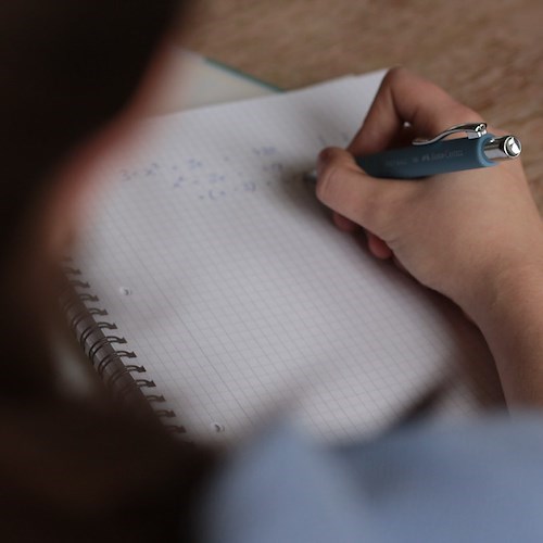 Scuola, Regione Campania pubblica bando per l’erogazione di borse di studio agli studenti delle superiori 