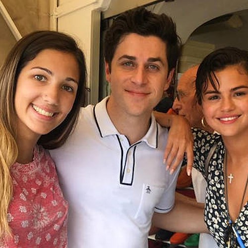 Selena Gomez e David Henrie tra Capri e Positano: vacanza in elicottero per gli ex "maghi di Waverly"