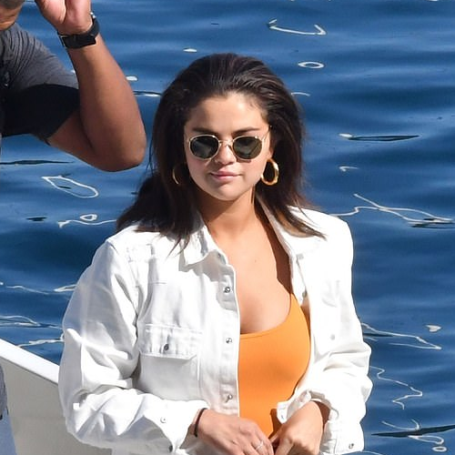 Selena Gomez tra Capri e la Costiera: vacanza con amici per l'ex "maga di Waverly"