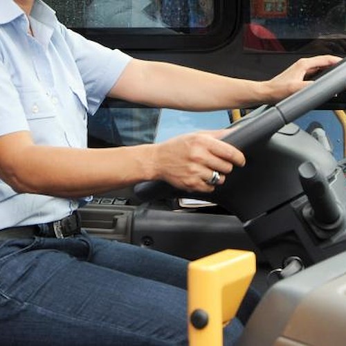 Senza patente portava studenti in gita, Polstrada ferma autista del bus