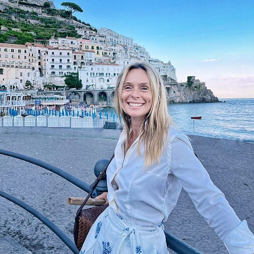 Serena Autieri si rilassa in Costiera Amalfitana: «Pura poesia!». A fine luglio è attesa a Minori