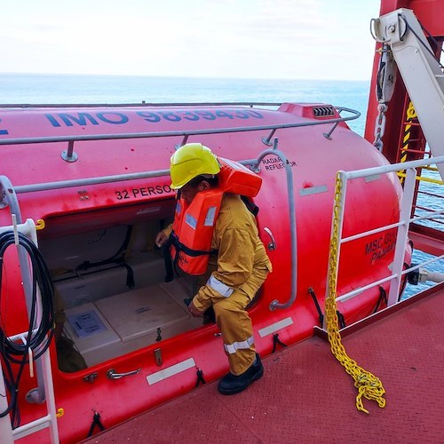 “Sette squilli brevi di sirena, poi uno lungo”: ecco come si esercitano per le emergenze i marinai di una grande nave portacontainer 