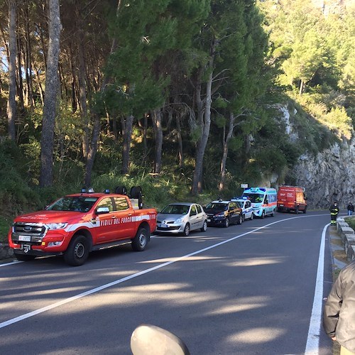 Sfonda il muretto e finisce nella scarpata: tragedia sfiorata sulla SS163 Amalfitana /FOTO