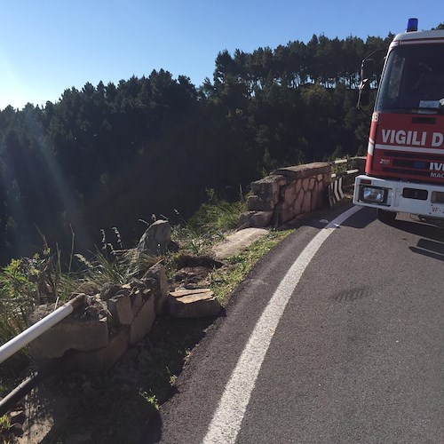 Sfonda il muretto e finisce nella scarpata: tragedia sfiorata sulla SS163 Amalfitana /FOTO