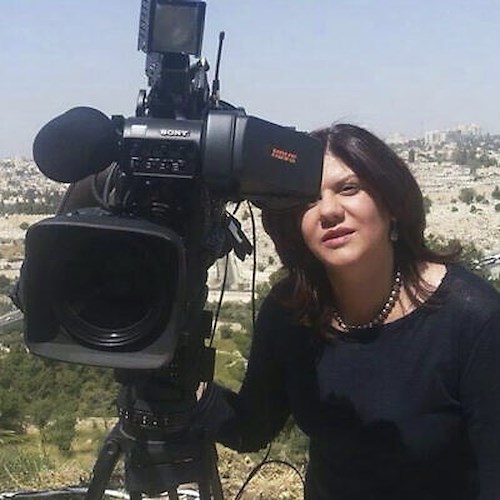 Shireen Abu Akleh uccisa due volte: la polizia israeliana colpisce chi porta la bara