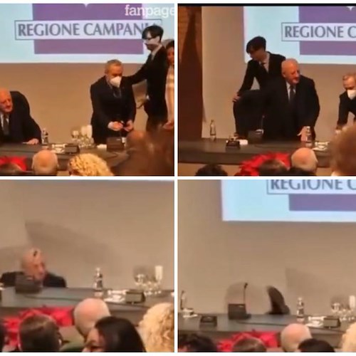 Si alza per brindare e gli tolgono la sedia: la caduta del governatore De Luca diventa virale<br />&copy; Fanpage