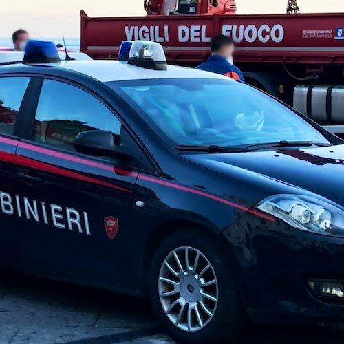 Si barrica in casa e accende il gas mentre la compagna dorme, uomo arrestato nella notte a Tramonti 
