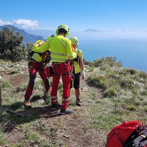 Si frattura il polso lungo sentiero verso Valle delle Ferriere, elisoccorso ad Agerola