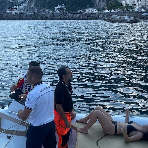 Si infortuna gravemente in barca ad Amalfi, ragazza finisce in ospedale /FOTO