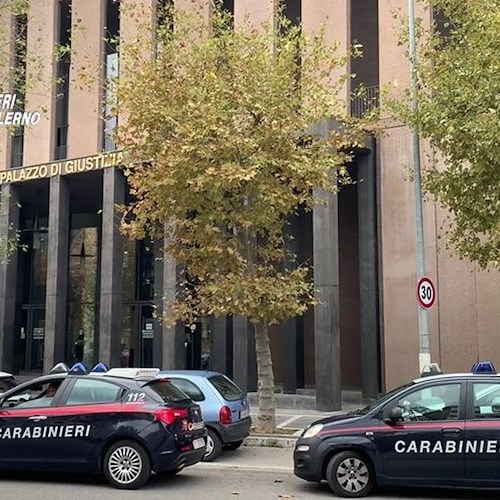 Si presenta al Tribunale e aggredisce Carabinieri, uomo arrestato a Salerno