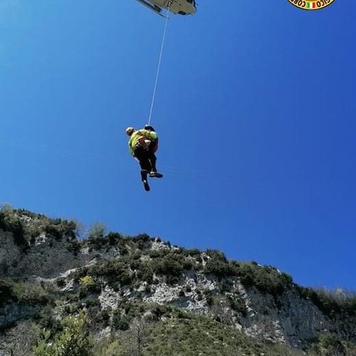 Si procura lesione a caviglia mentre fa trekking ad Agerola, turista recuperata con elicottero