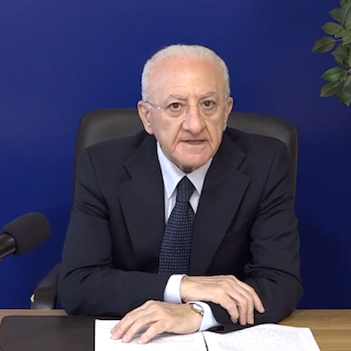 «Si prospetta bella stagione turistica», ma De Luca raccomanda prudenza: «Mi vedrete sempre con la mascherina»