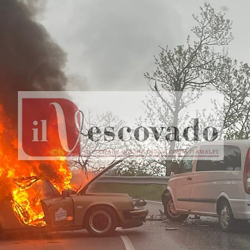 Si scontra contro NCC, auto in fiamme lungo la SP1 “Ravello-Chiunzi” /FOTO