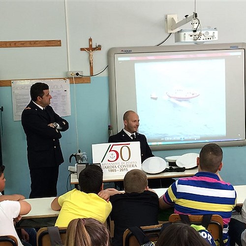 Sicurezza in mare e salvaguardia ambientale: alunni di Amalfi a lezione con militari Capitaneria Porto