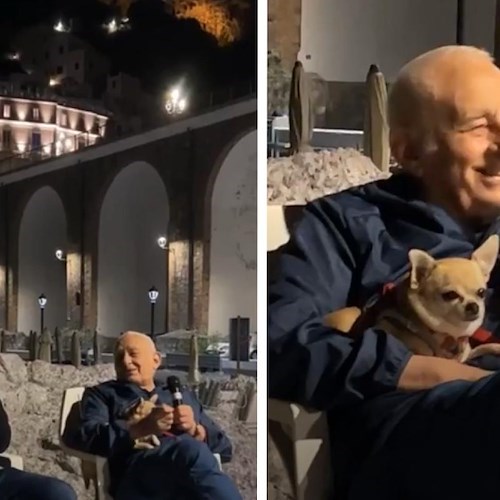 Sigismondo Nastri incanta la platea di Atrani con i suoi aneddoti e si emoziona ad ascoltare le sue poesie trasposte in musica /VIDEO
