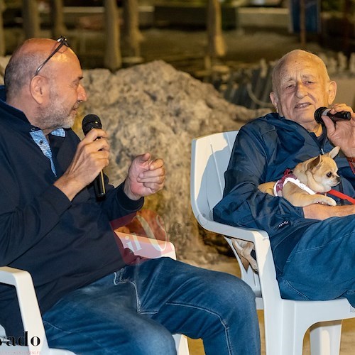 Sigismondo Nastri incanta la platea di Atrani con i suoi aneddoti e si emoziona ad ascoltare le sue poesie trasposte in musica /VIDEO