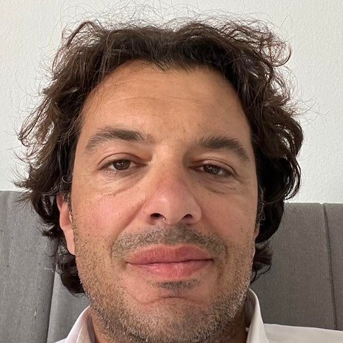Sindaco di Vietri sul Mare contrae il Covid: «Ho mal di gola e un po' di febbre, ma cerco di fare il possibile da casa»