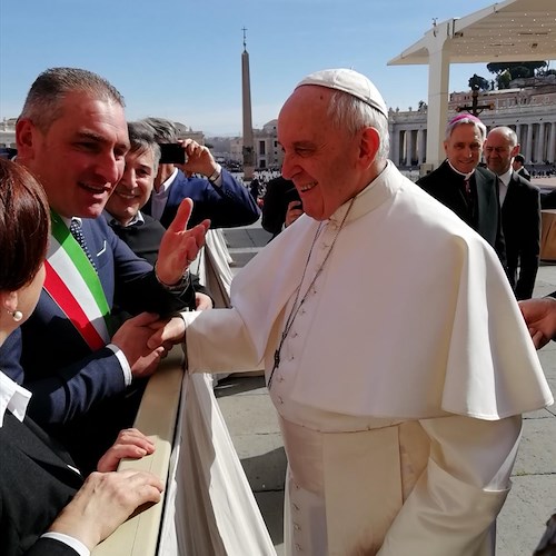Sindaco e consiglieri di Scala incontrano Papa Francesco che benedice la Città [FOTO]