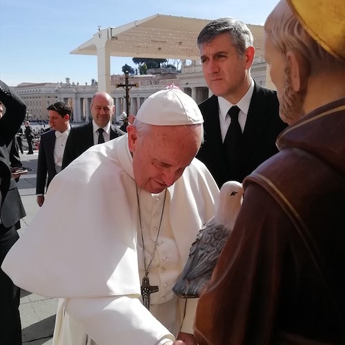 Sindaco e consiglieri di Scala incontrano Papa Francesco che benedice la Città [FOTO]