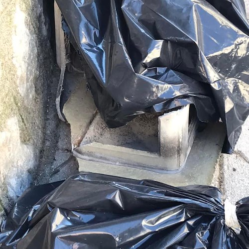 Smaltimento illecito di amianto a Maiori, tre sacchi abbandonati su via cittadina