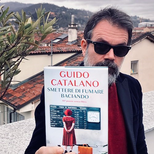 “Smettere di fumare baciando”: 16 marzo il nuovo libro di Guido Catalano arriva a Cetara