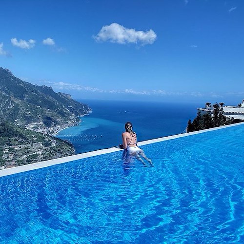 «Sono in continua evoluzione, ma la mia vacanza ideale è nella pace di Ravello»: Claudia Gerini si racconta dall’Infinity Pool dell’Hotel Caruso 