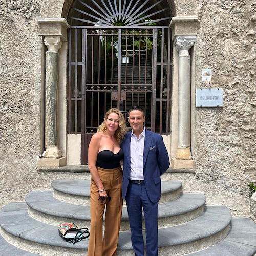 «Sono in continua evoluzione, ma la mia vacanza ideale è nella pace di Ravello»: Claudia Gerini si racconta dall’Infinity Pool dell’Hotel Caruso 