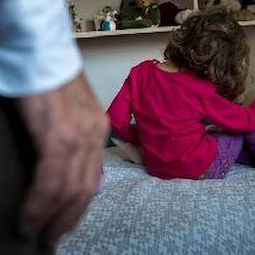 Sorelline ‘vendute’ ai pedofili dalla madre: orrore nel Salernitano