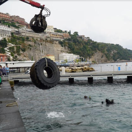 Sorrento, bonifica dei fondali al largo di Marina Grande: sei tonnellate di rifiuti recuperati 