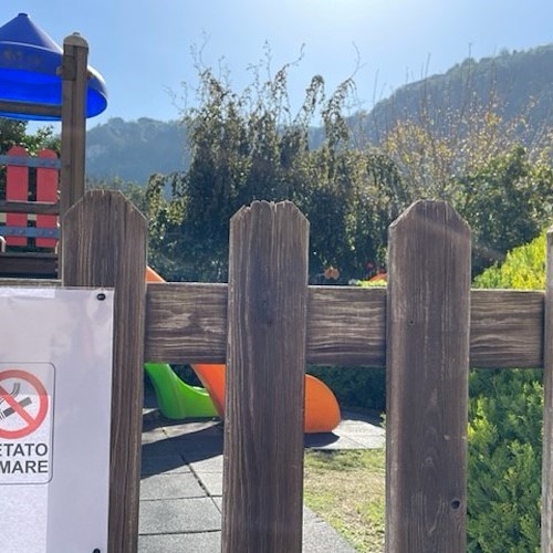 Sorrento, dopo lamentele per il fumo passivo arriva l'ordinanza di divieto nei parchi giochi 