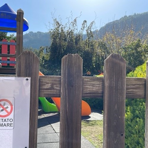 Parco giochi, dopo le segnalazioni dei cittadini arriva il divieto per  adulti