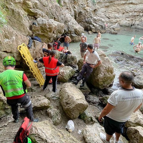 Sorrento, si tuffa e accusa trauma lombare: intervento del Soccorso Alpino per turista straniero