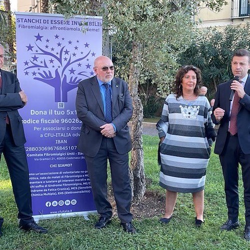 Sorrento solidale con chi soffre di fibromialgia. In villa comunale piantato un “Albero della vita” 