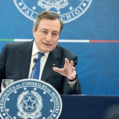 Sostegni bis, via libera al decreto. Draghi: «Siamo pronti ad accogliere turisti da tutto il mondo»