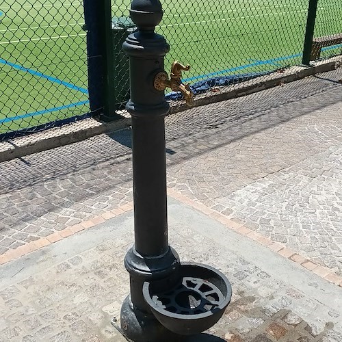 Sostituita a Minori la Fontana dei Leoni, lo "Spiaggismo": «Ceci n’est pas une fontaine»