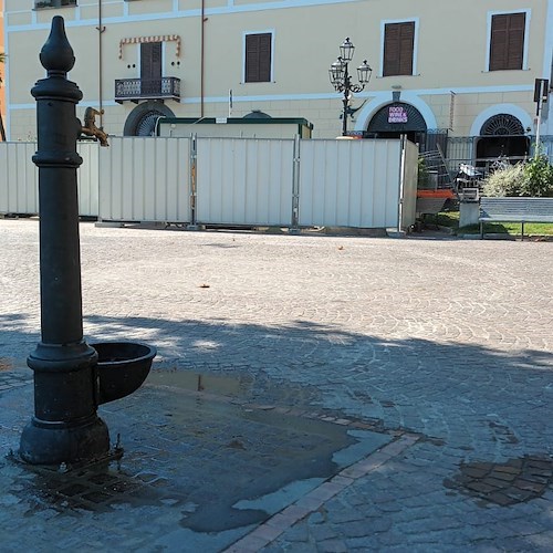 Sostituita a Minori la Fontana dei Leoni, lo "Spiaggismo": «Ceci n’est pas une fontaine»
