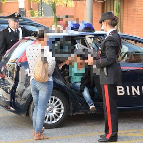 Sottraevano denaro e cellulari dalle borse dei clienti nei discount: arrestate due donne
