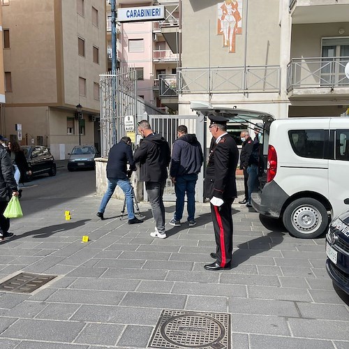 Spara contro caserma Carabinieri e si autodenuncia, arrestato uomo a Maiori