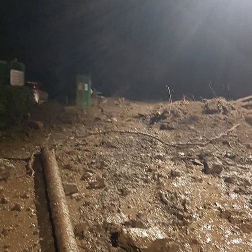 Spaventosa colata di fango alle porte di Cetara: in 200 non possono tornare a casa, trascorreranno la notte nella scuola di Vietri [FOTO]