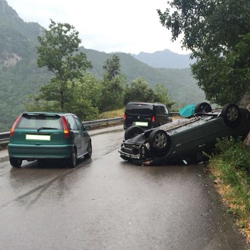 Spaventoso incidente a Ravello sulla strada della vergogna: auto si ribalta, conducente miracolosamente illeso /FOTO