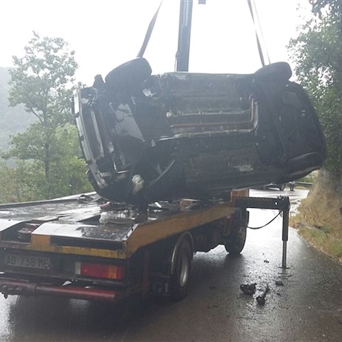 Spaventoso incidente a Ravello sulla strada della vergogna: auto si ribalta, conducente miracolosamente illeso /FOTO