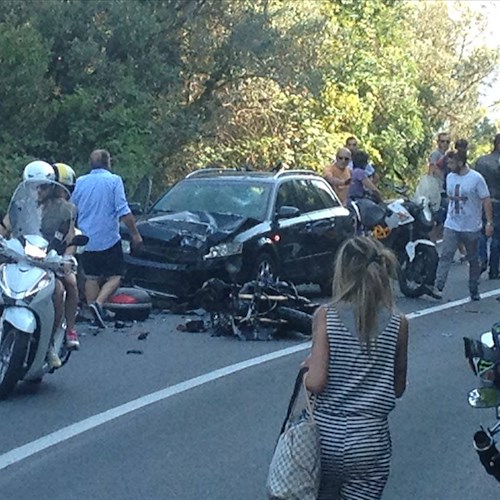 Spaventoso incidente auto-moto tra Vietri e Cetara: tre feriti, centauro di Baronissi il più grave