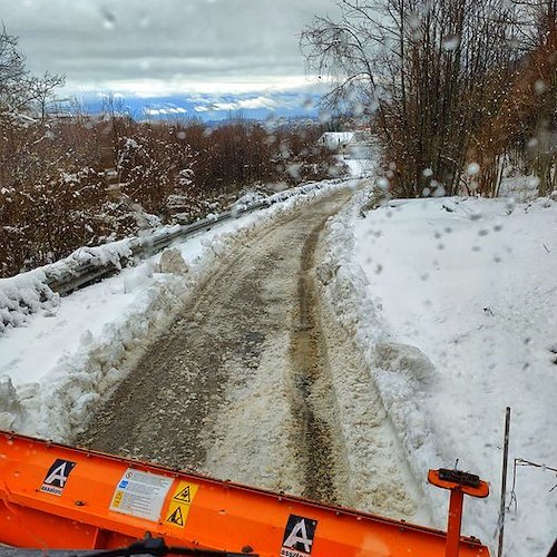 Spazzaneve e spargisale in azione ad Agerola e Tramonti. Si consiglia massima prudenza.