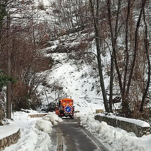 Spazzaneve e spargisale in azione ad Agerola e Tramonti. Si consiglia massima prudenza.