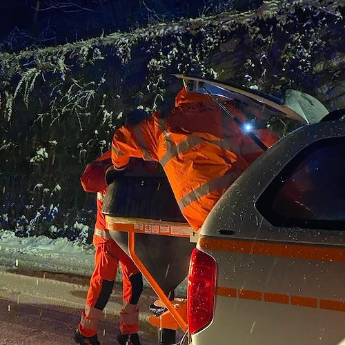 Spazzaneve e spargisale in azione ad Agerola e Tramonti. Si consiglia massima prudenza.