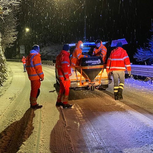 Spazzaneve e spargisale in azione ad Agerola e Tramonti. Si consiglia massima prudenza.